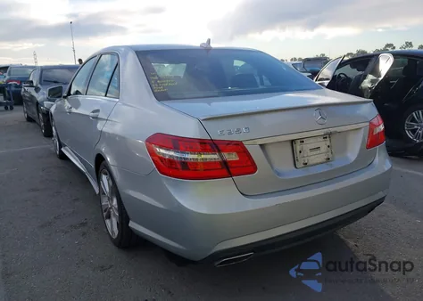 2013 Mercedes-Benz E 350 z USA, uszkodzony, nr VIN WDDHF5KB3DA723120